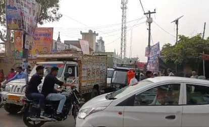 Crowds gathered at the Kakora fair, causing traffic jams for two kilometers.