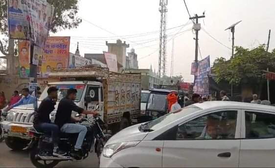 कादरचौक में लगे जाम में फंसे वाहन व चालक। संवाद