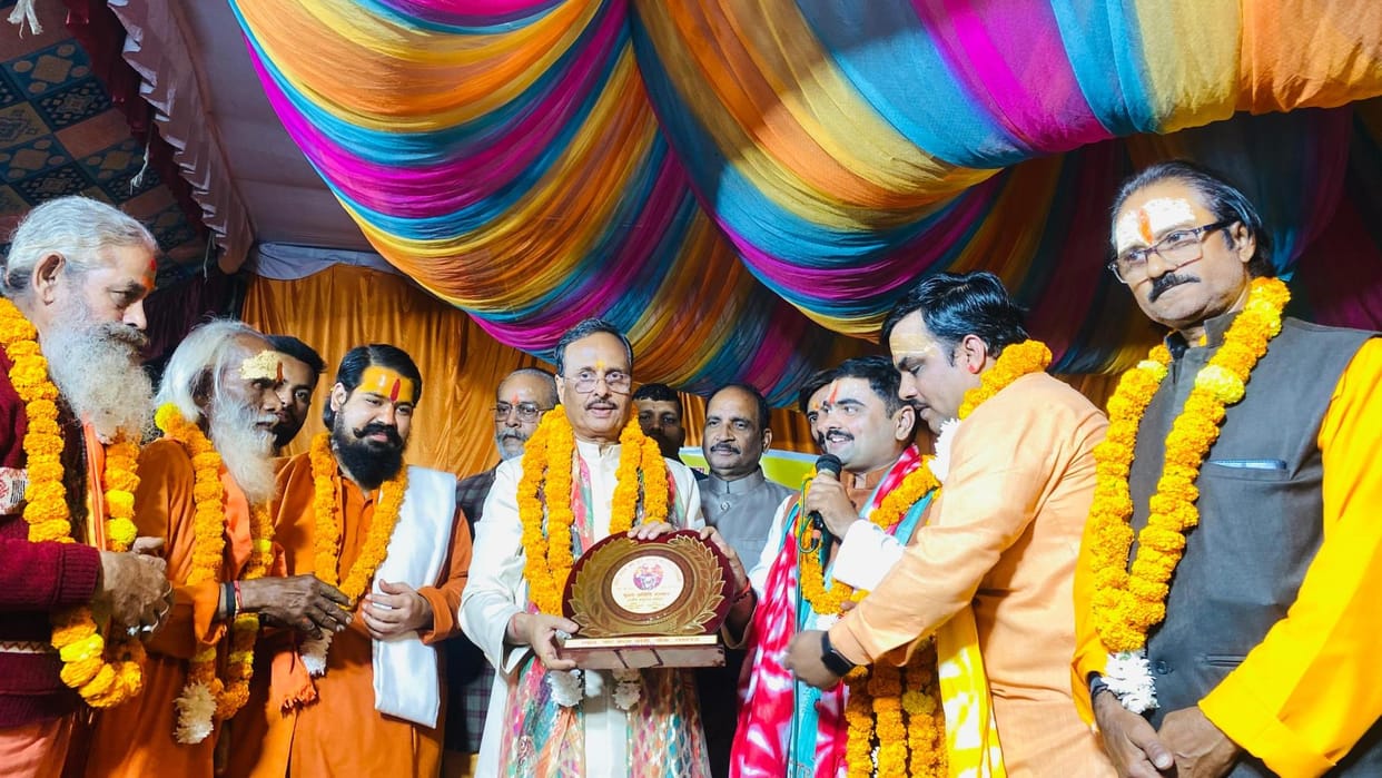 5100 lamps were lit and floated in the Gomati river.