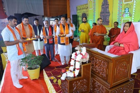 Devotees greeted Didi Maa Sadhvi Ritambara with flowers and chants of Jai Shri Ram.