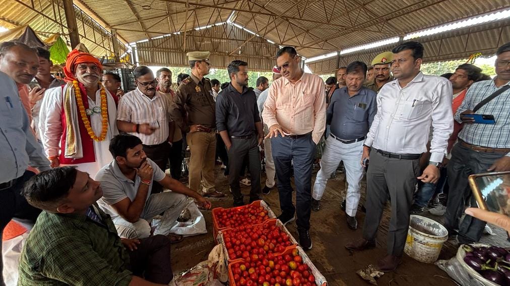 The district officer reprimanded the secretary after seeing filth in the mandi committee.