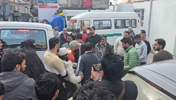 पुंछ जिले की मंडी तहसील के लारेन सड़क मार्ग पर आटो की भिंडंत मं घायल को अस्पताल लाते लोग