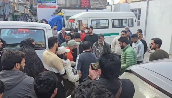 पुंछ जिले की मंडी तहसील के लारेन सड़क मार्ग पर आटो की भिंडंत मं घायल को अस्पताल लाते लोग