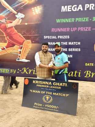 पुंछ के गांव जलास में कृष्णा घाटी प्रिमिया लीग के तीसरे दिन मैन आफ दा मैच को पुस्कार प्रदान कर