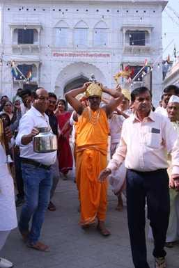 Shriji's grand Rath Yatra was taken out from Digambar Jain Temple.