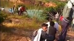 घटनास्थल पर लगी भीड़