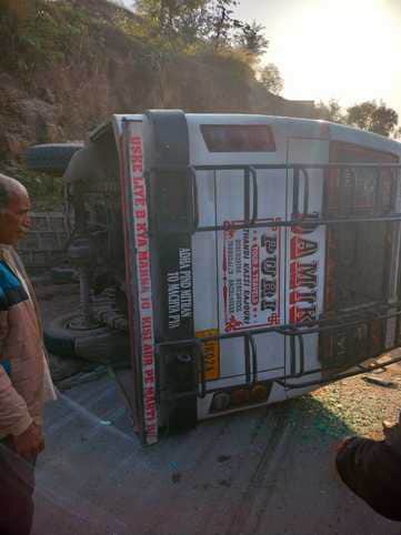 राजोरी ठंडीकस्सी सड़क हादसे के स्पॉट के फोटो स्रोत संवाद