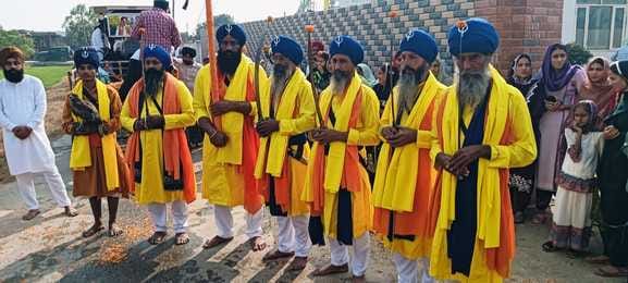 Gurdwara decorated on the occasion of Prakash Parv, devotees prayed.