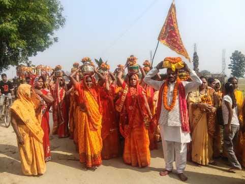 Kalash Yatra was taken out before the Shrimad Bhagwat Katha.