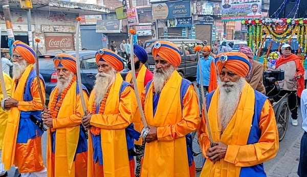 Prabhat Pheri taken out on the occasion of Prakash Parv