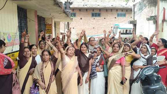 Asha and Sanginis staged dharna for honorable tribute