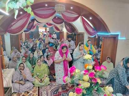 Sangat delighted with Guruvani, bowed their heads before the palanquin of Guru Granth Sahib