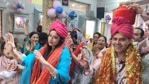 Devotees danced to the hymns, a procession will be taken out today.