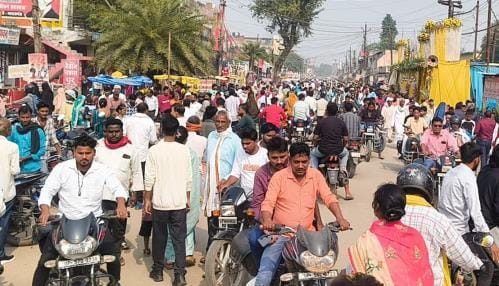 The city struggled with traffic jam for three hours, the police had to struggle.