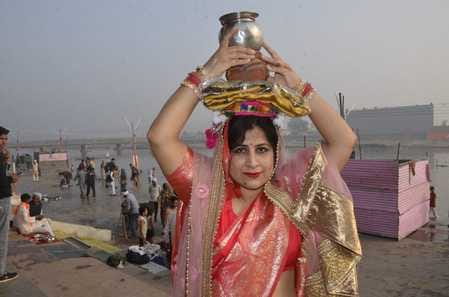 Har Har Gange... lighting lamps in Shuktirtha