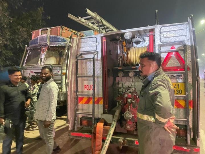 Fire breaks out in illegal shopping complex, 30 people rescued