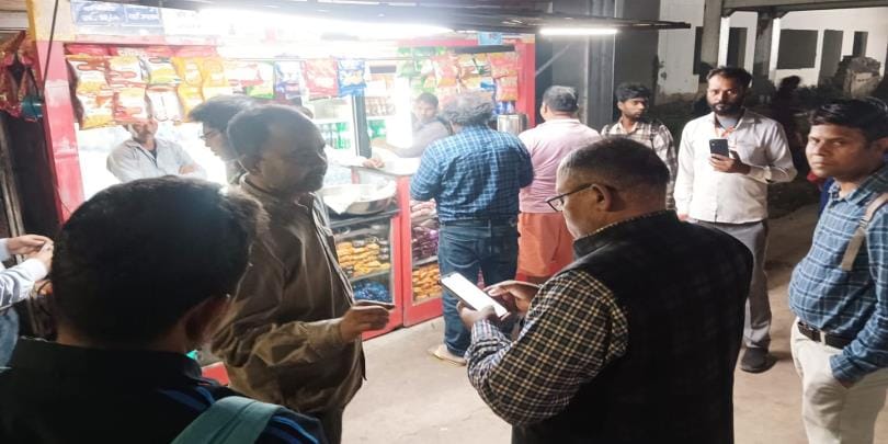 RPF team in civil dress asked for documents, got into an altercation with the stall manager at Tundla station