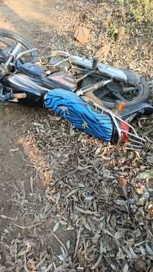 घटनास्थल पर पड़ी बाइक