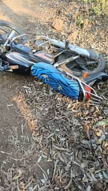 घटनास्थल पर पड़ी बाइक