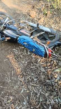 घटनास्थल पर पड़ी बाइक