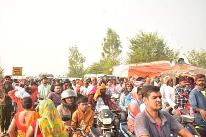 The system collapsed under the pressure of the crowd, causing a 3 km long jam on the VIP route.