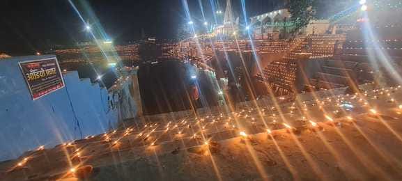 After Ganga Aarti, Shrinath Sarovar was illuminated with 51 thousand lamps.