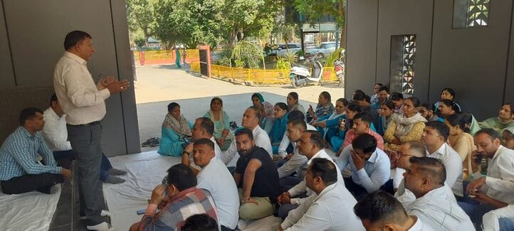 MPHW employees staged a sit-in protest demanding travel allowance