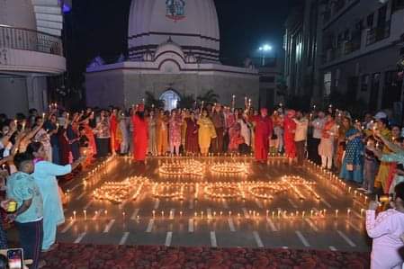 48 बाबा लक्ष्मण पुरी डेरे में देव दीपावली पर्व के अवसर पर दीप जलाकर खुशी मनाते उपाचार्य स्वामी 