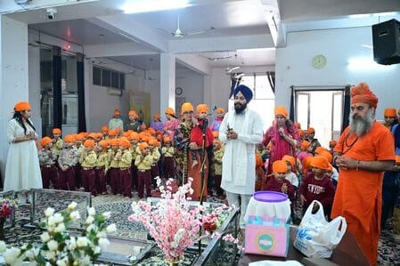 Swami Karanpuri bowed his head in the Gurudwara
