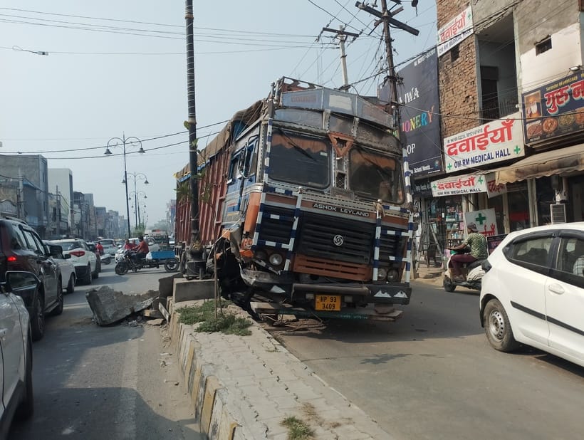 The truck that climbed onto the divider was not removed, causing trouble for drivers throughout the day.