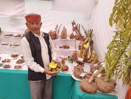 Jaswant Singh's 12 products won the first prize.