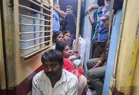 After the festival, train seats are full, waiting is high in trains going to and coming from Bihar.