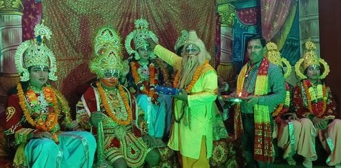 First, sage Vasishtha applied Tilak and then gave life to all the Brahmins.