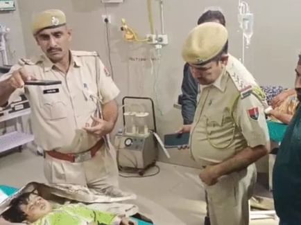 जांच करने अस्पताल पहुंचे पुलिस अधिकारी