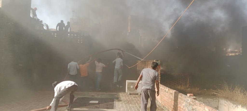 A massive fire broke out in a photo frame warehouse, damaging nearby shops.