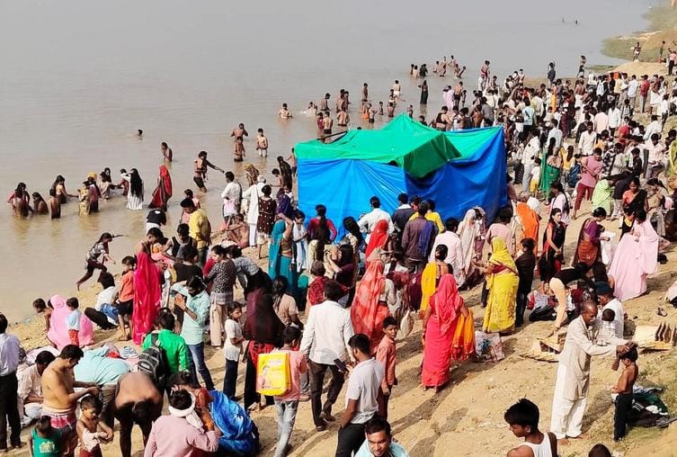 Earned virtue by taking a dip on Kartik Purnima, Har Har Mahadev echoed