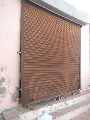 Thieves broke the shutter of a light-filled warehouse, but could not take away the goods