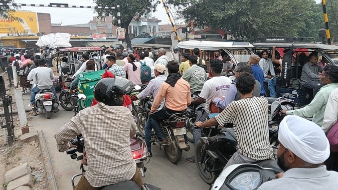 The problem of traffic jam at Aliganj and Bhootnath railway crossings is severe