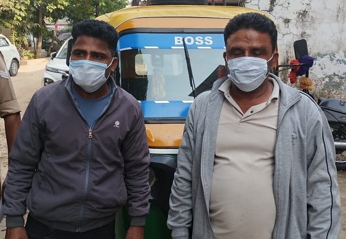 The criminals who robbed a woman were caught in an encounter.