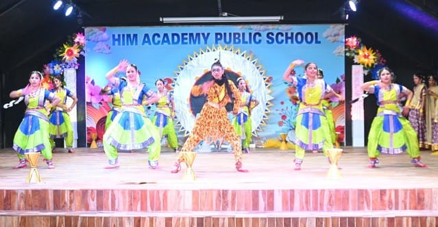 350 meritorious students of Him Academy Public School Vikasnagar were honored.