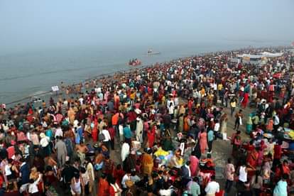 Lakhs of devotees took a holy dip in the Ganga.