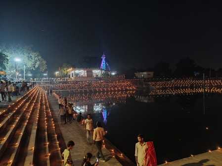 Chetna Sarovar decorated with 11 thousand lamps, lamp offering held at the ghats