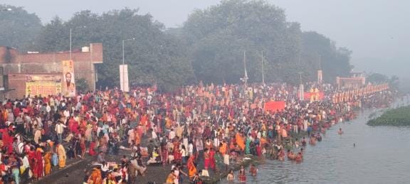 The system collapsed... amidst jostling, devotees took a dip of faith