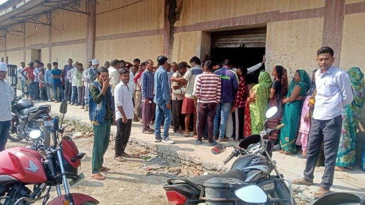 Crowd of farmers gathered when 500 bags of DAP arrived
