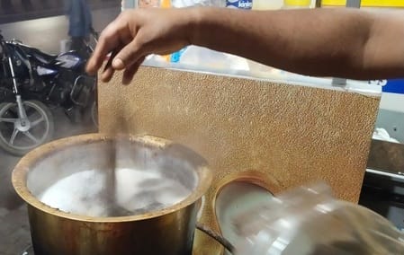 Fake tea leaf business is being operated in the entire division through Deoria.