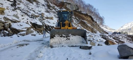 Tourists reached Rohtang in four-by-four vehicles, Gramphoo-Losar road also opened.
