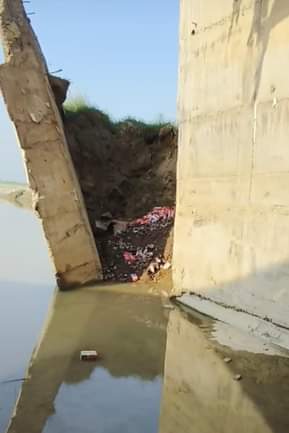 The wall of the Manjhawali Yamuna Bridge underpass may collapse any time.