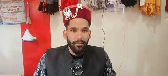 The trend of Kinnauri flower and crest caps increases in Hamirpur.