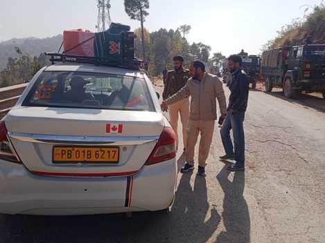 पुंछ में मोटर वाहन विभाग के अधिकारी यातायात नियमों से खिलवाड़ कने वालों पर कारवाई करते हुए