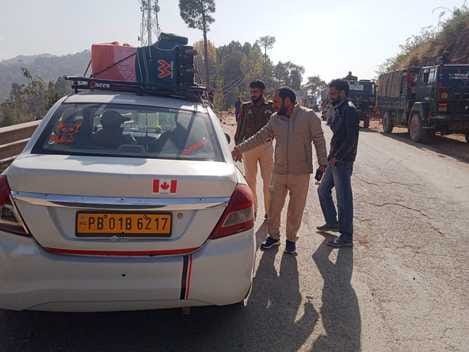 पुंछ में मोटर वाहन विभाग के अधिकारी यातायात नियमों से खिलवाड़ कने वालों पर कारवाई करते हुए